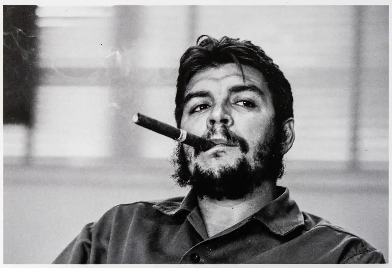 Iconico ritratto di Che Guevara con sigaro fumante, scattato da Ren&eacute; Burri.
