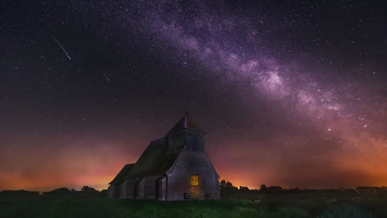 Una chiesa isolata sotto la Via Lattea, con meteore che solcano il cielo. Un'immagine suggestiva per capire come vederla.