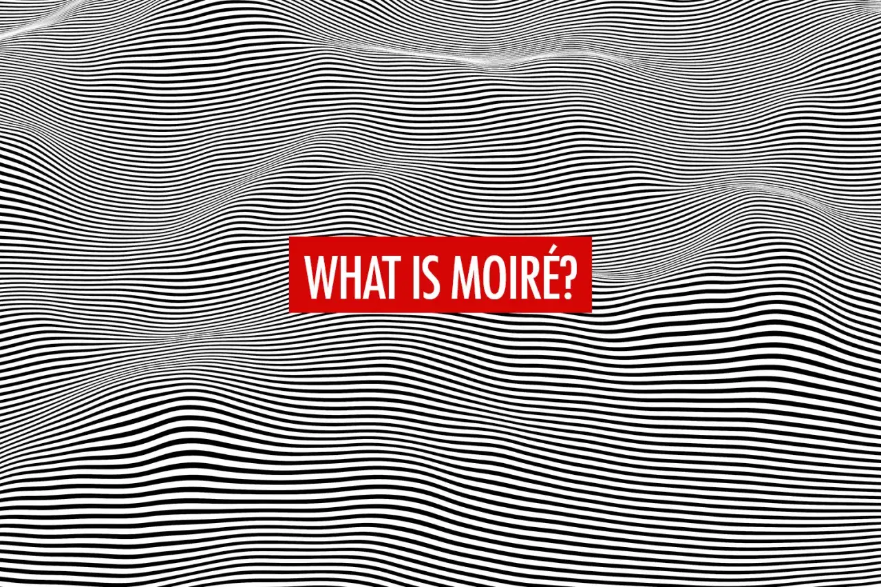 Onde ondulate nere e bianche creano un effetto moir&eacute; ipnotico. Al centro, un riquadro rosso con la scritta 