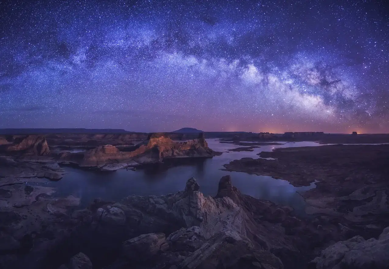 Paesaggio desertico con lago e Via Lattea. La messa a fuoco infinito cattura ogni dettaglio delle rocce e delle stelle.